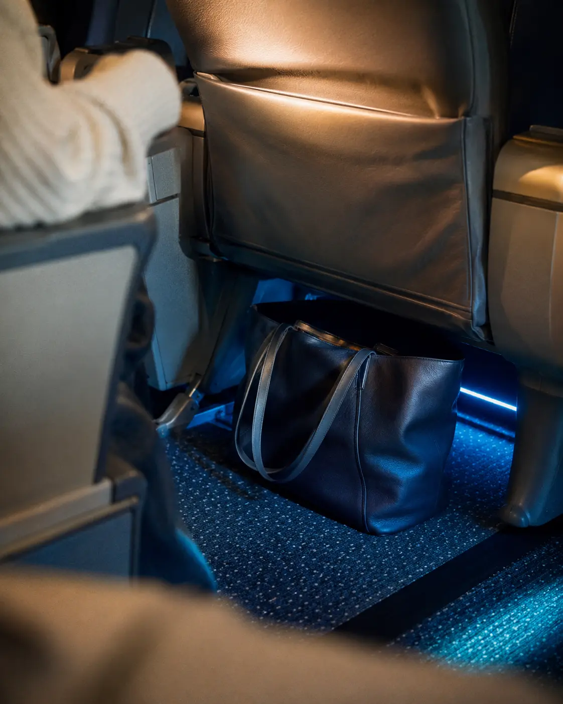 CARRY-ON PACKING LIST 2026 π π 6 Properly packed under-seat personal item bag following flight cabin rules